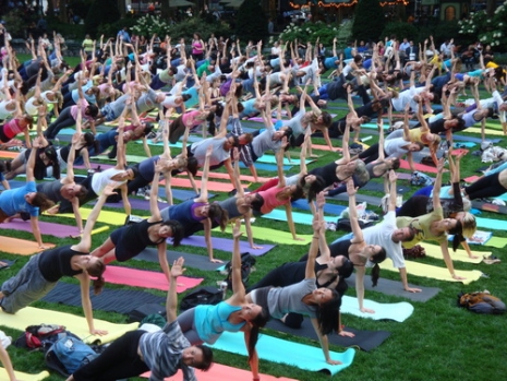 Bryant Park (via <a href="http://blog.bryantpark.org/2010/04/summer-events-preview-bryant-park-yoga_9263.html">bryantpark</a>)